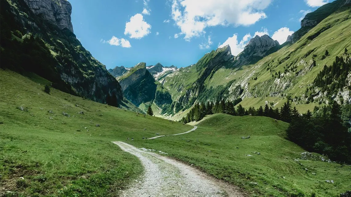 Berglandschaft mit Wanderweg