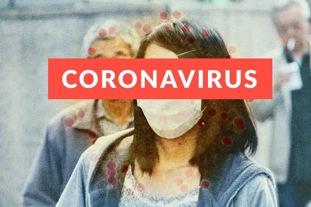 Roter Banner „Coronavirus“ über einer Frau mit Mundschutz, umgeben von Viruspunkten