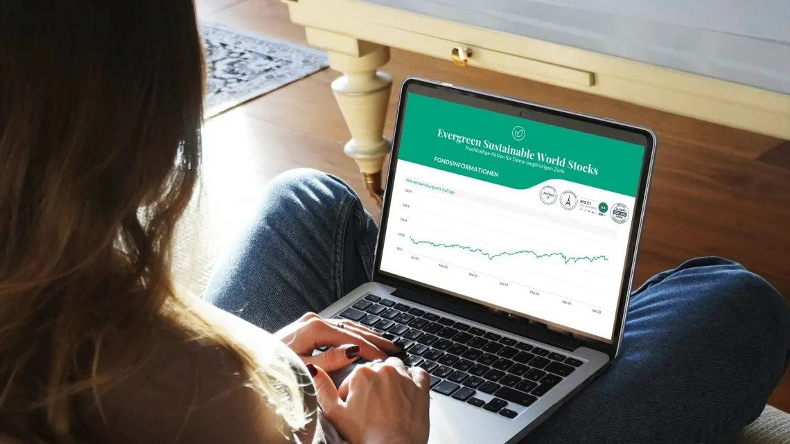 Laptop zeigt die Fondsseite Evergreen Sustainable World Stocks mit Kurve zur Wertentwicklung seit Auflage