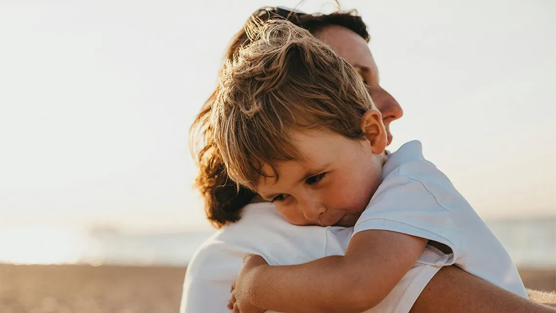 Kleines Kind auf dem Arm seiner Mutter, Sinnbild für Investieren für Kinder und langfristigen Vermögensaufbau