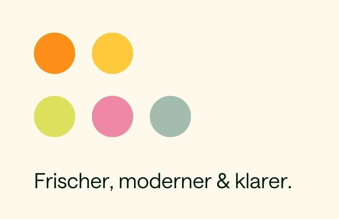 Fünf farbige Punkte in Orange, Gelb, Grün, Pink und Graugrün über dem Schriftzug „Frischer, moderner & klarer.“