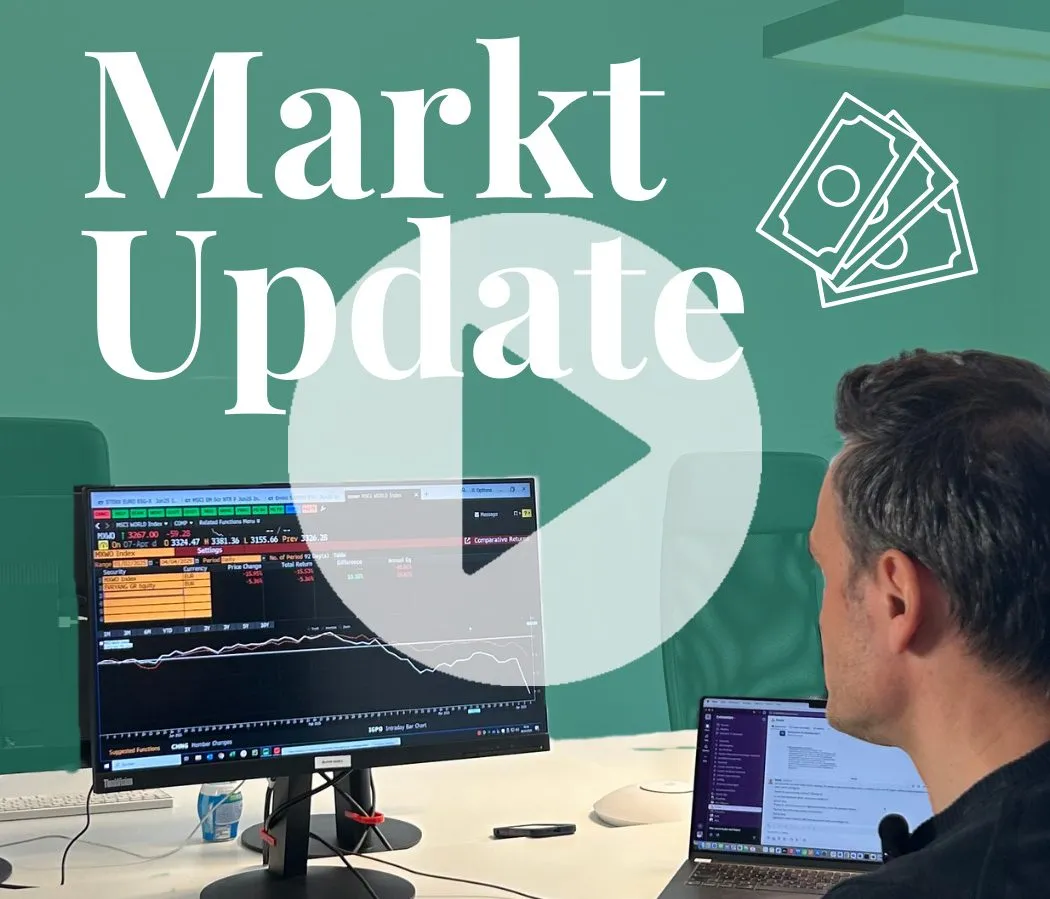 Video-Cover „Markt Update“ mit Play-Button, im Hintergrund ein Mann vor Börsenkursen auf zwei Bildschirmen