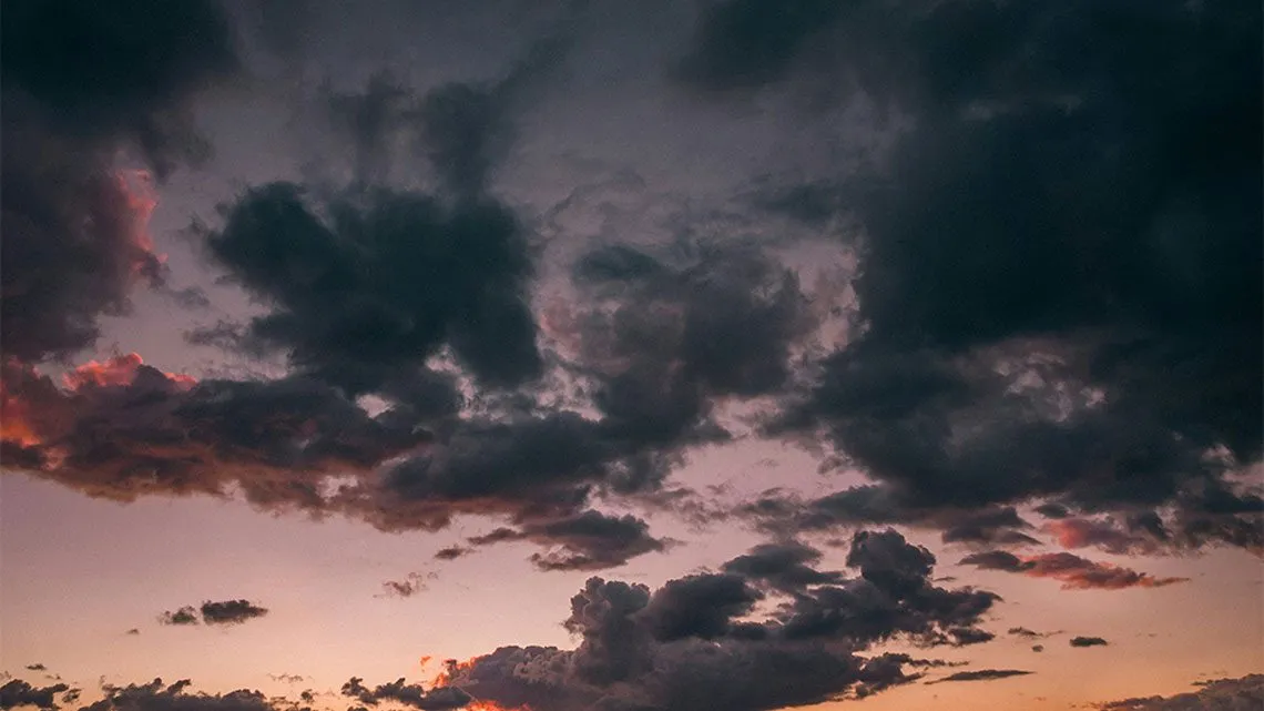 Sonnenuntergang mit dunkeln Wolken