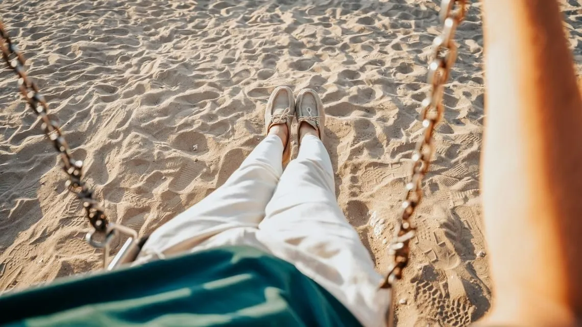 Entspannt in der Strandschaukel am Meer, Erspartes bei der Zinserhöhung clever anlegen