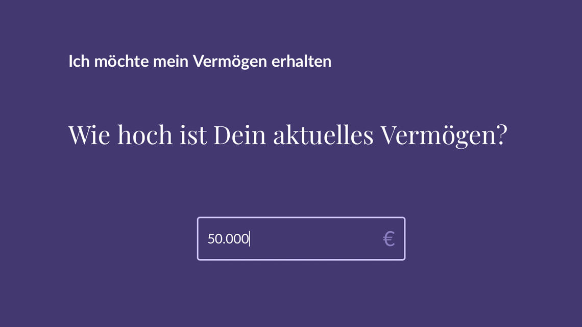 Screenshot: „Wie hoch ist Dein aktuelles Vermögen?“ mit Eingabefeld 50.000 Euro auf dunklem Hintergrund